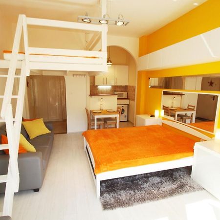 Sunny Studio With Balcony In Party District Budapest Exterior photo