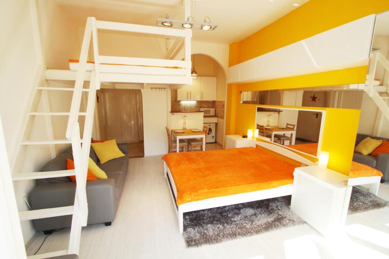 Sunny Studio With Balcony In Party District Budapest Exterior photo