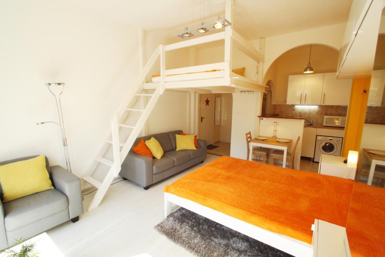 Sunny Studio With Balcony In Party District Budapest Exterior photo