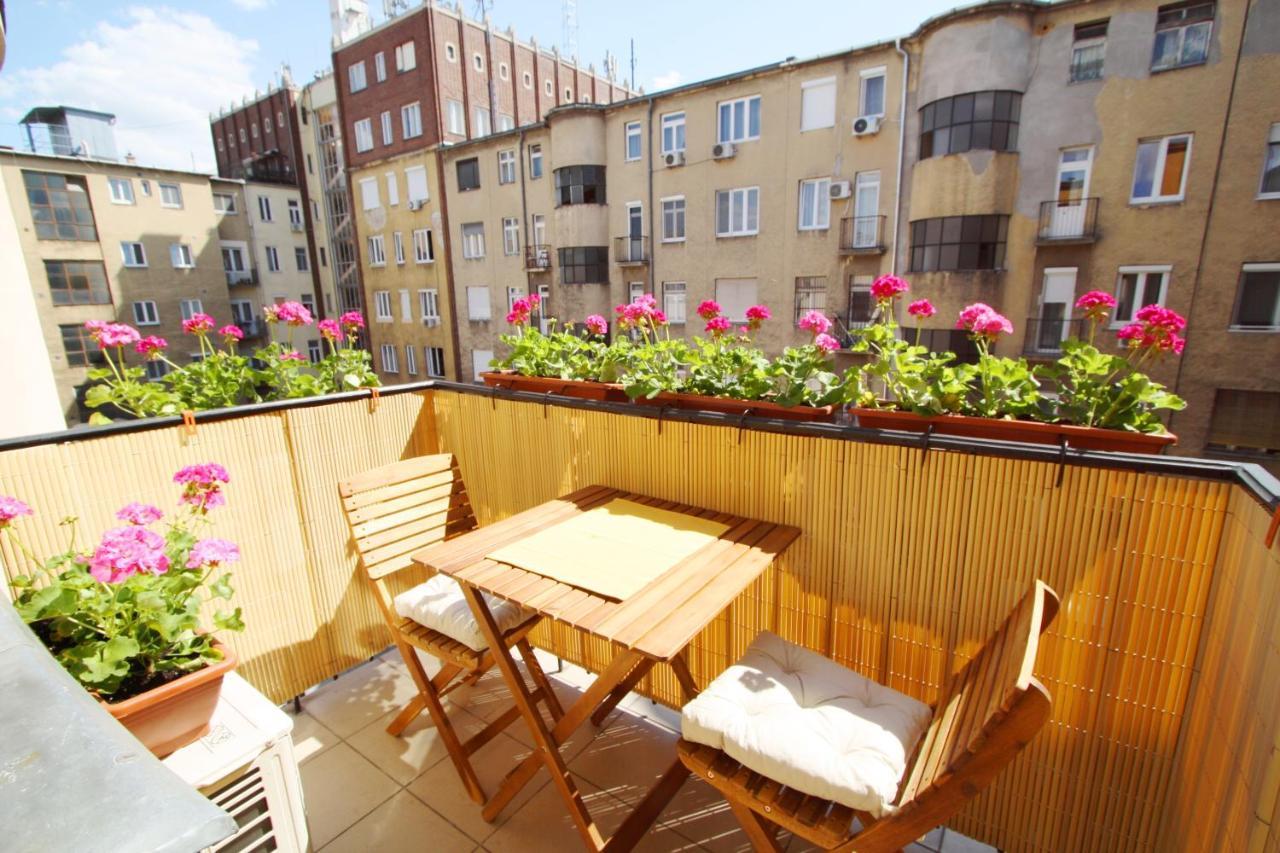 Sunny Studio With Balcony In Party District Budapest Exterior photo