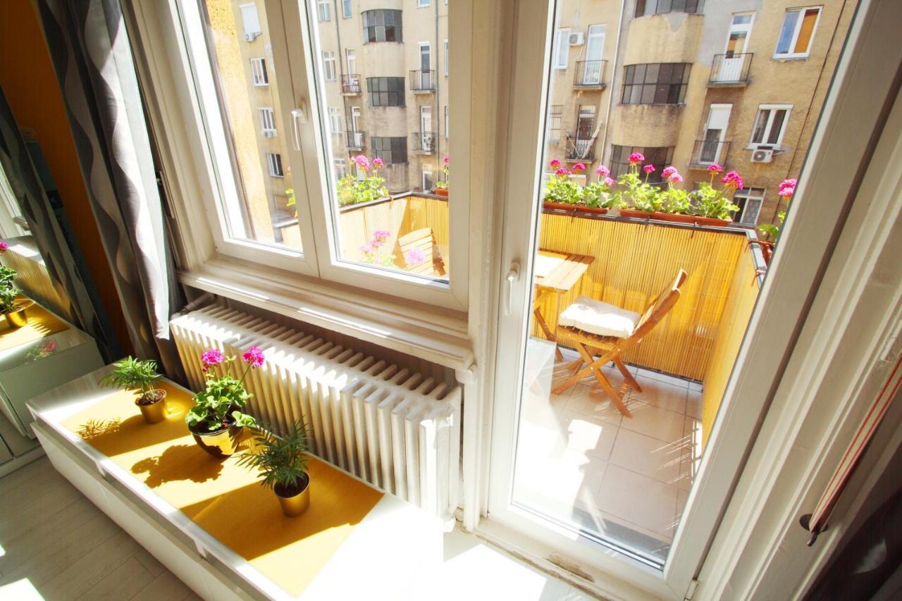Sunny Studio With Balcony In Party District Budapest Exterior photo