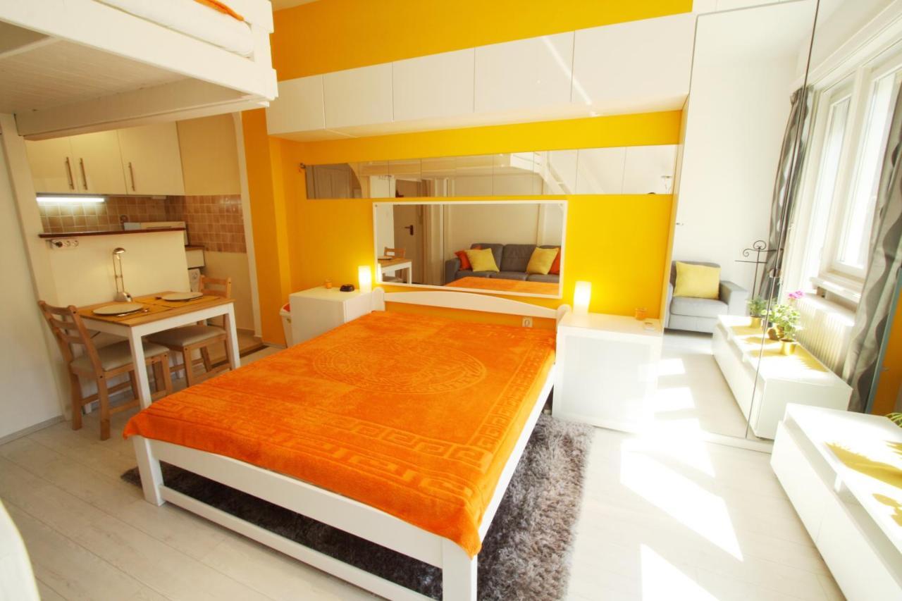 Sunny Studio With Balcony In Party District Budapest Exterior photo