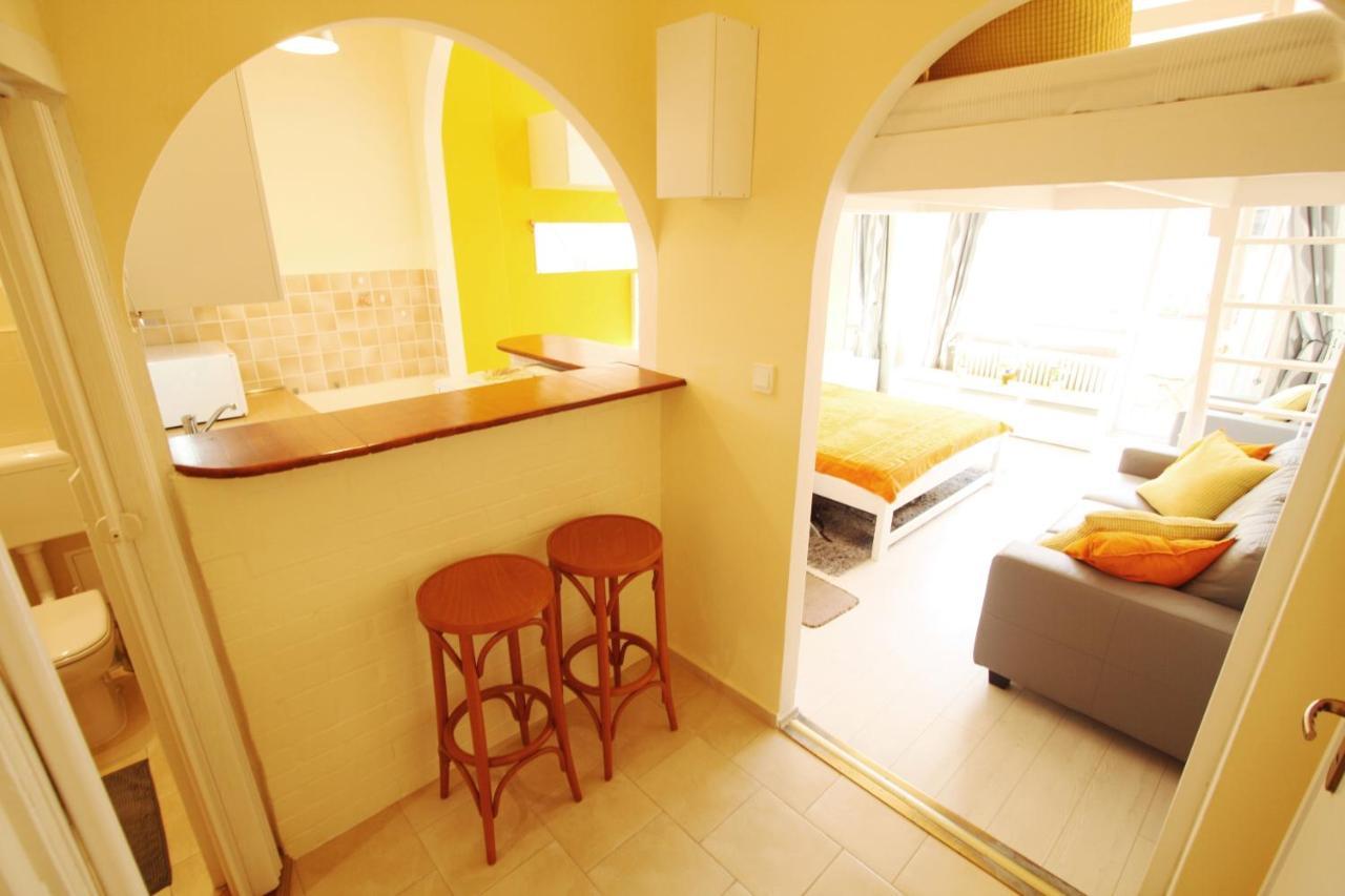 Sunny Studio With Balcony In Party District Budapest Exterior photo
