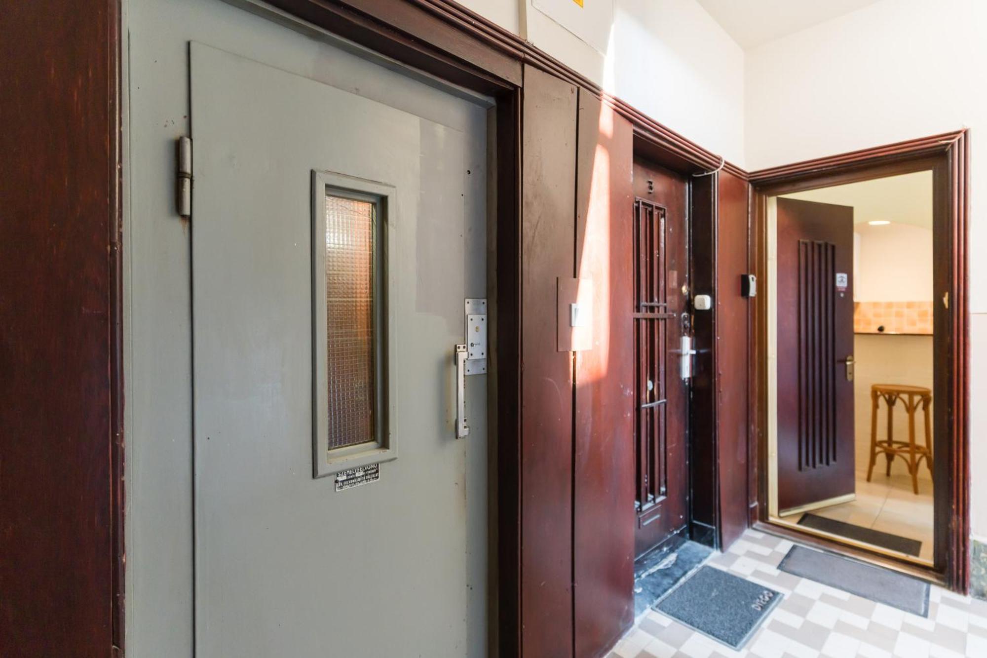 Sunny Studio With Balcony In Party District Budapest Exterior photo