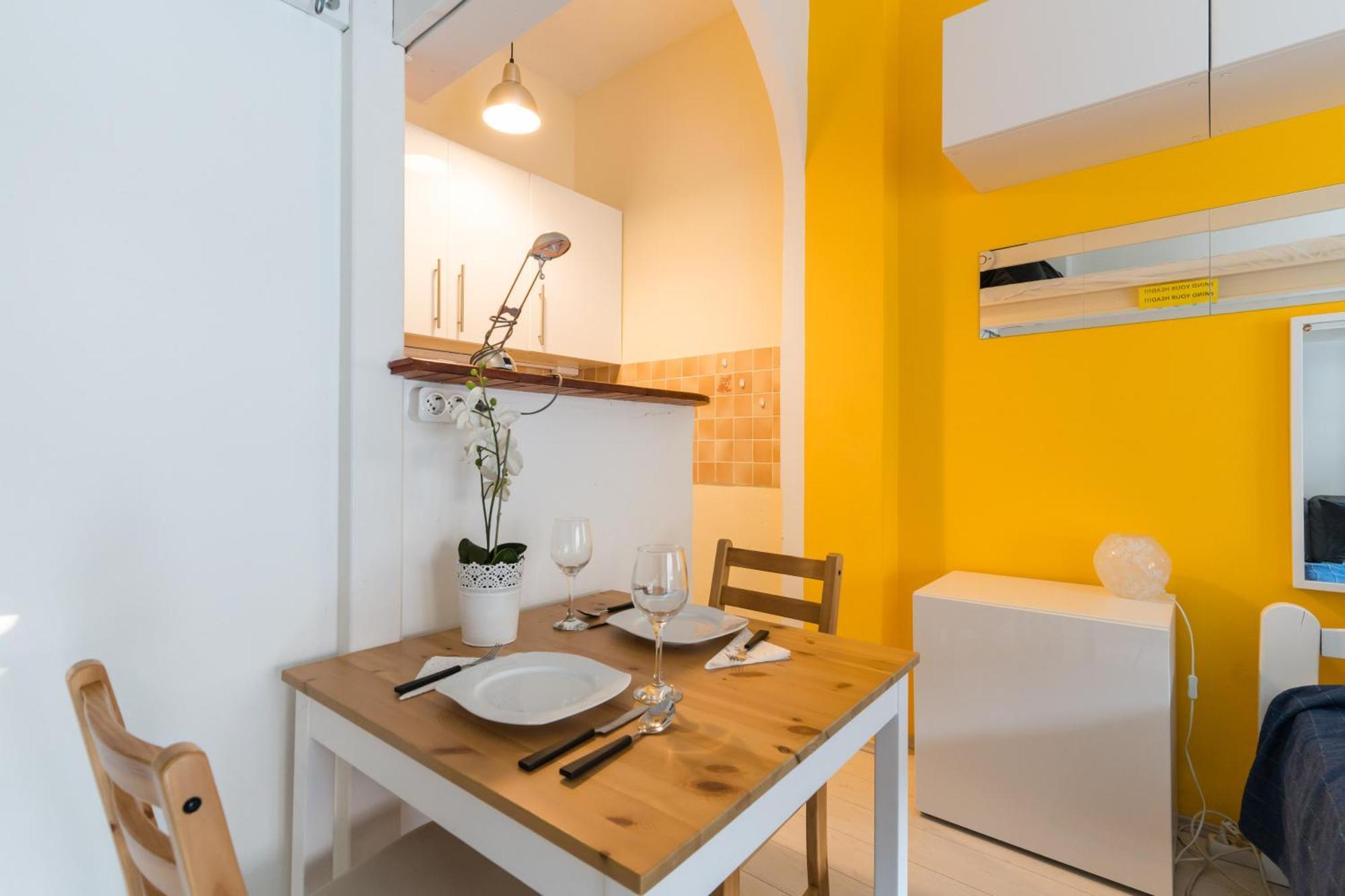 Sunny Studio With Balcony In Party District Budapest Exterior photo